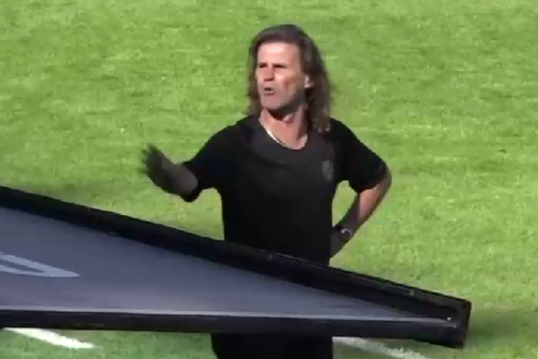 Insúa y un picante cruce con un plateísta de Vélez en el partido de San Lorenzo Foto: TyC Sports