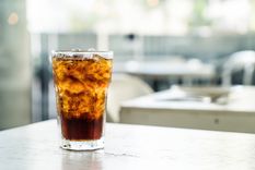 Una usuaria de X mostró el tip para que las bebidas se enfríen al toque Foto: Freepik