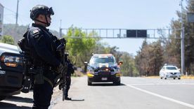 Las autoridades desconocen la identidad de los agresores que atacaron a la policía. Las autoridades desconocen la identidad de los agresores que atacaron a la policía.