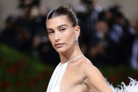 Foto: https://fashionista.com/2022/06/rhode-lawsuit-hailey-bieber-fashion-beauty