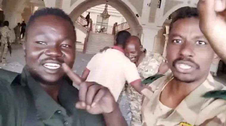 Soldados del ejército se grabaron dentro del Palacio Republicano, celebrando por haberlo recapturado. Foto: BBC
