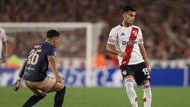 Fausto Vera juega el balón frente a la marca de Matías Núñez, de Carabobo. Tras un golpe en la rodilla, el mediocampista de River fue reemplazado por Aníbal Moreno. Fausto Vera juega el balón frente a la marca de Matías Núñez, de Carabobo. Tras un golpe en la rodilla, el mediocampista de River fue reemplazado por Aníbal Moreno.