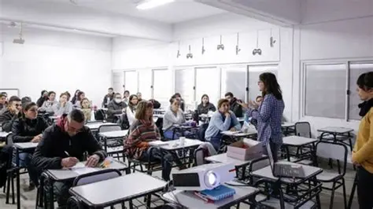 La enseñanza no es una responsabilidad que deba recaer exclusivamente sobre las espaldas de los maestros.