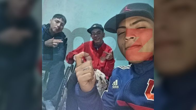 A las orillas, los hermanos Walter (izquierdo) y Jesús Hidalgo Ortubia (derecha). En el medio, el Coco González Santibañez, ya en sillas de ruedas tras el ataque que lo dejó cuadripléjico. A las orillas, los hermanos Walter (izquierdo) y Jesús Hidalgo Ortubia (derecha). En el medio, el Coco González Santibañez, ya en sillas de ruedas tras el ataque que lo dejó cuadripléjico.