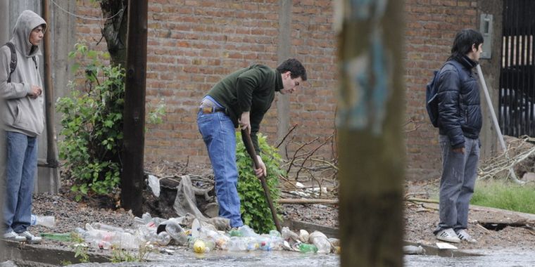 Nuestra mugre embalsó las aguas de la lluvia. Foto: Alf Ponce / MDZ