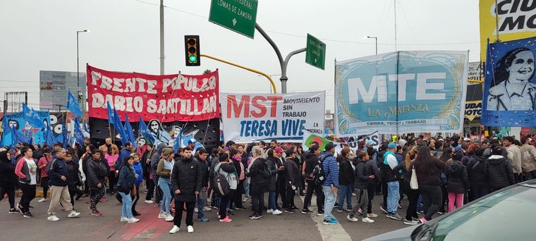 Piqueteros marchan al Obelisco. Foto: Somos Télam