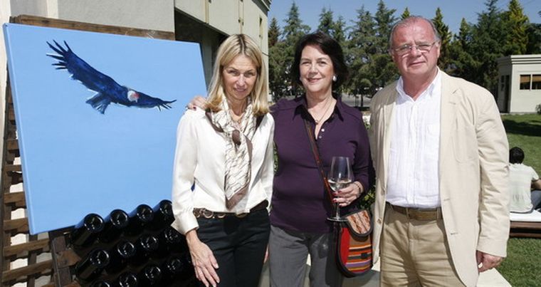 Arte, artista y anfitriones: Cecilia Zunino -dueña de casa-, Julieta Gargiulo -curadora- y Carlos Goméz Centurión -expositor-. Foto: Gentileza