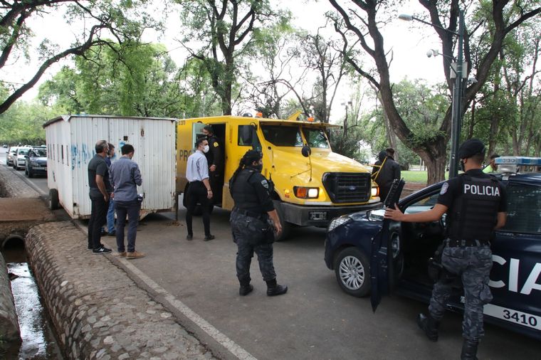 La Policía, tras el asalto, en la taquilla apostada en las afueras del estadio Azul junto a un camión recaudador. Foto: Maximiliano Ríos/MDZ