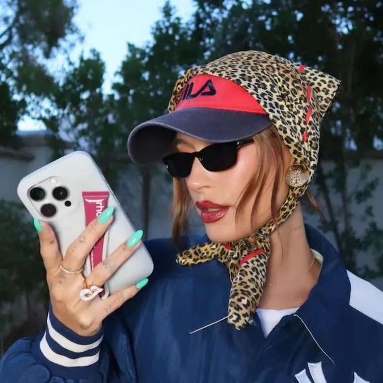 Los pañuelos conquistan el street style y la alta moda.