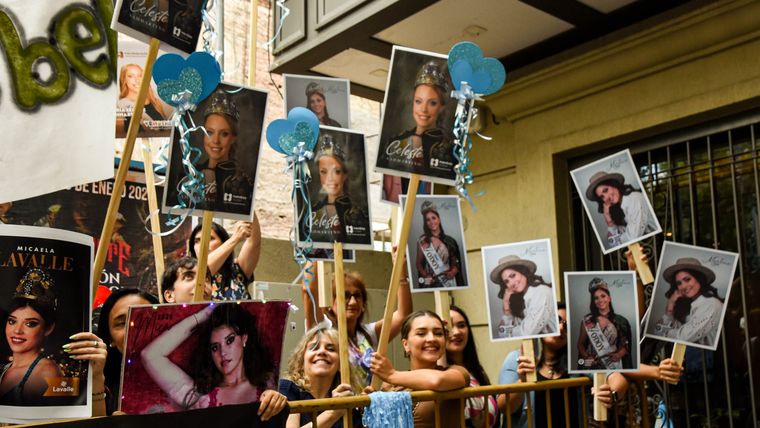 Entre vuvuzelas y cánticos, las familias transformaron la vereda en una verdadera tribuna de afecto. Entre vuvuzelas y cánticos, las familias transformaron la vereda en una verdadera tribuna de afecto.