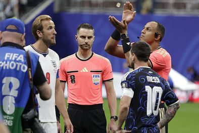 MDZol | Lionel Messi y Harry Kane durante el sorteo de Argentina-Inglaterra.