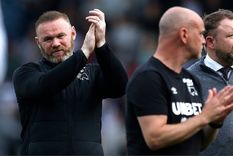 Rooney aplaude a la afición tras perder la categoría. Foto: Redes Sociales