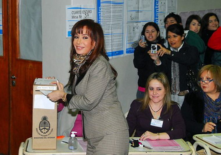 La Presidenta, al momento de emitir su voto. Foto: EFE