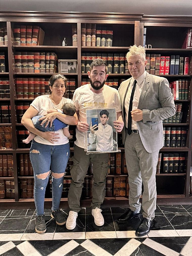 Burlando y la familia de Lautaro. Foto: Télam