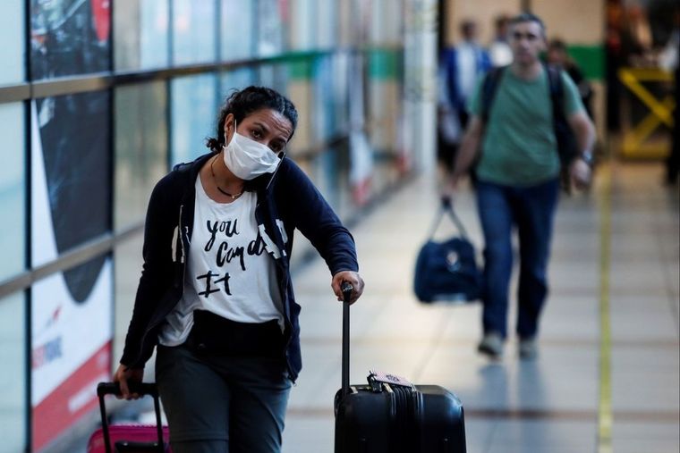 Para viajar el exterior hay que pagar más de 50% en impuestos y tasas.