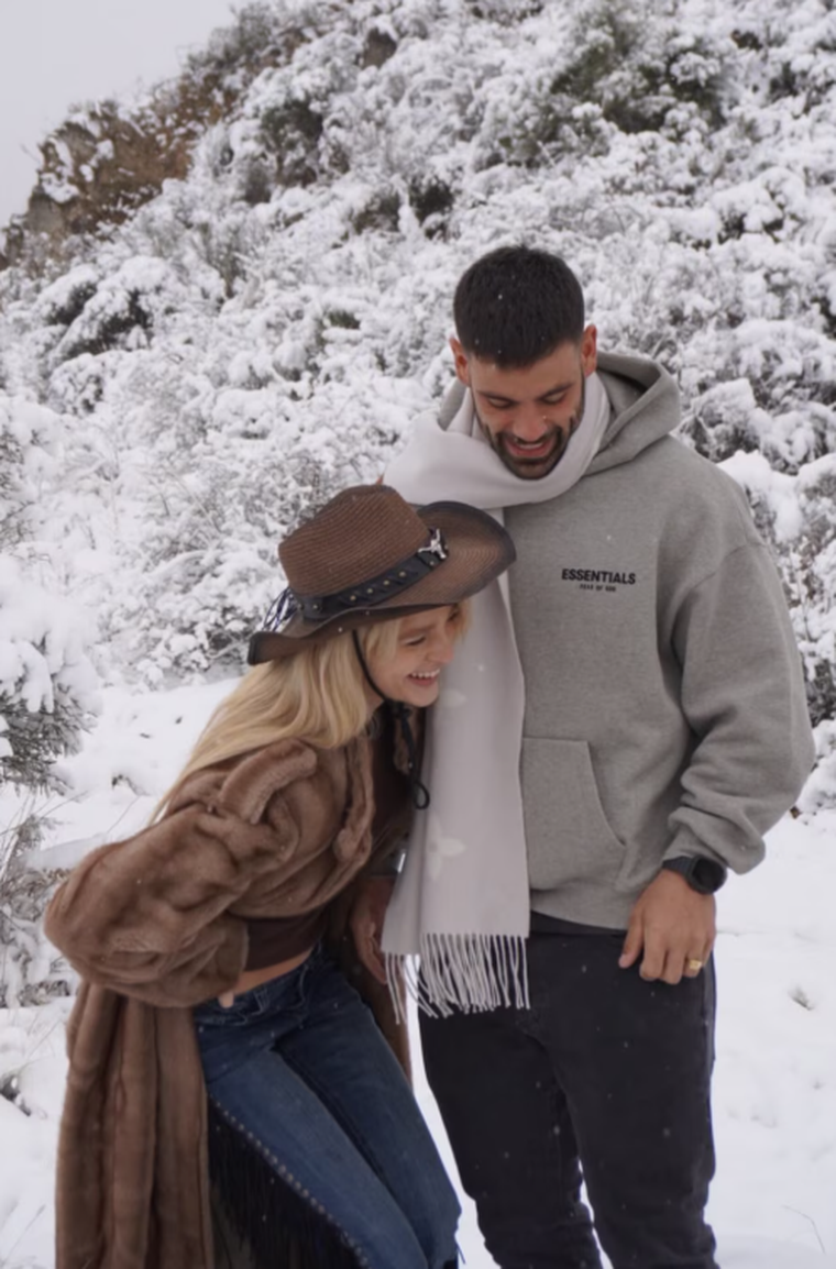 Las fotos de la pareja en la nieve acumularon miles de interacciones en las redes sociales. Las fotos de la pareja en la nieve acumularon miles de interacciones en las redes sociales.