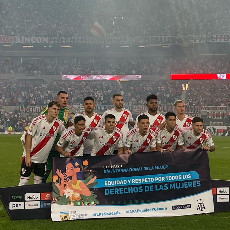 Del 11 inicial de River, solo uno se ganó solo aplausos. Foto: Liga AFA