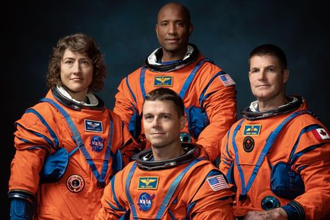 Los miembros del proyecto Artemis dieron una conferencia previo a su viaje a la Luna. Los miembros del proyecto Artemis dieron una conferencia previo a su viaje a la Luna.