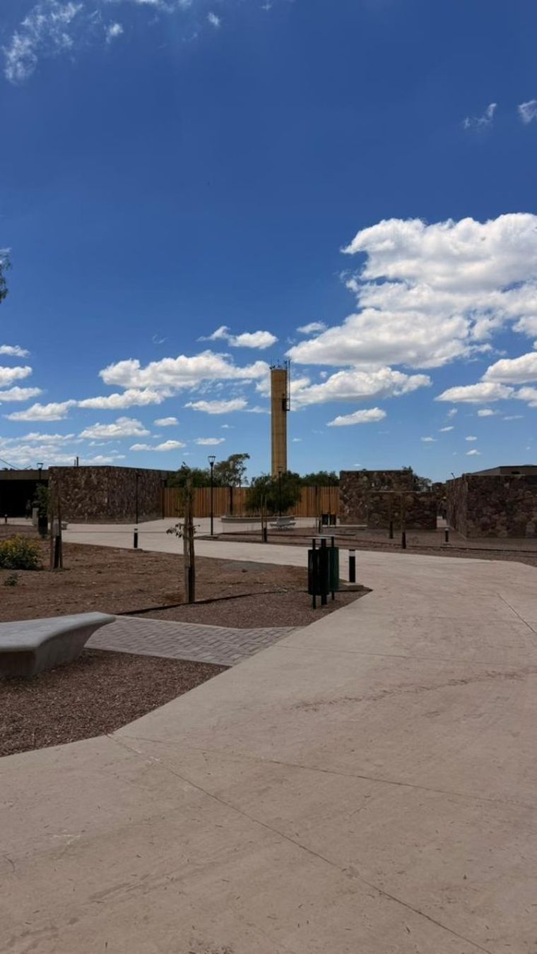 El paseo, con caminos renovados y las nuevas plantaciones a su al rededor. El paseo, con caminos renovados y las nuevas plantaciones a su al rededor.