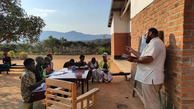 Nehuel enseñando a sus alumnos en la Diplomatura de música litúrgica.