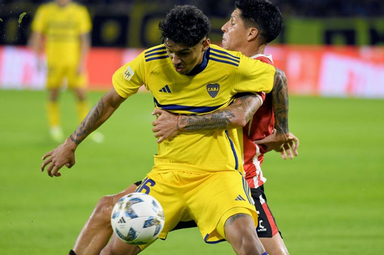 Enzo Pérez tomó a Medina y Boca reclamó penal. Foto: FotoBaires