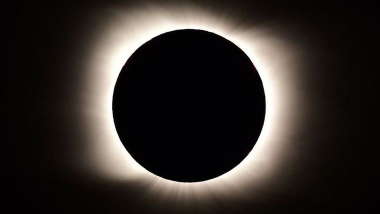 Cuando la Luna tapa al Sol se hace visible la corona solar. Foto: GETTY IMAGES