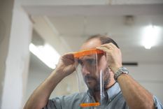 José Thomas, titular de la DGE, se prueba una de las mascarillas.