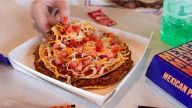 La pizza mexicana, una tortilla con frijoles o carne molida, que lleva una salsa de pizza y se cubre con otra tortilla con más salsa, queso y tomates picados. Foto: Instagram