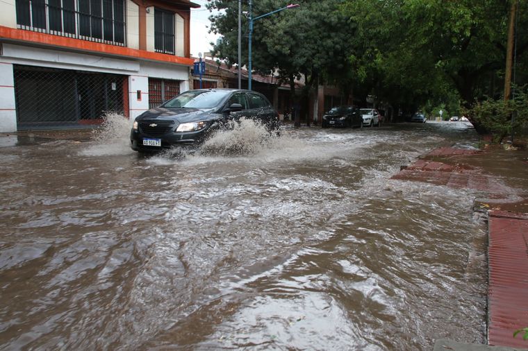 Las calles quedaron inundadas por la tormenta en varios sectores de Mendoza Foto: Maximiliano Ríos/MDZ