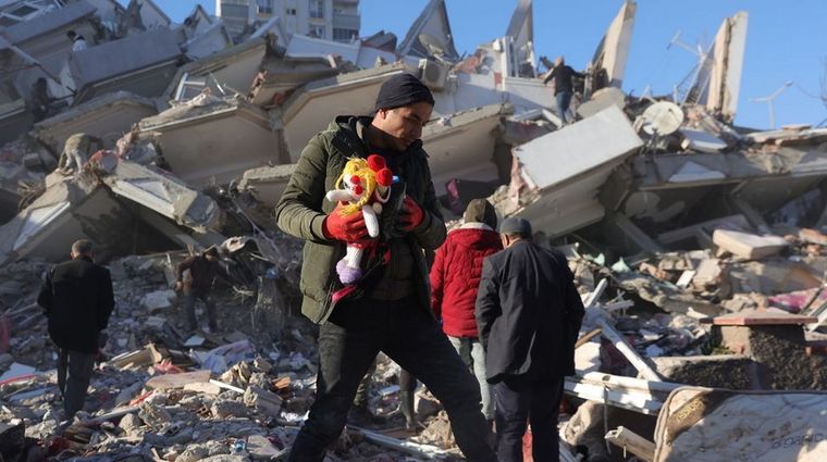 Los sismos han dejado más de 15.000 muertos. Foto: EFE