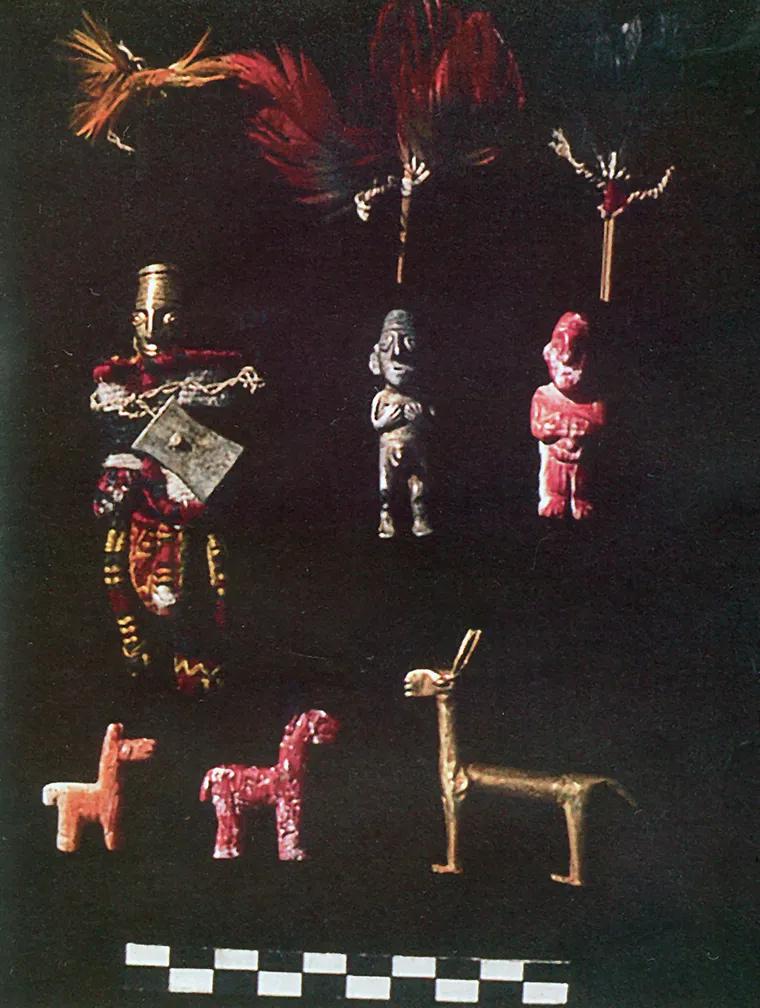 Parte del ajuar, las seis estatuillas encontradas en el enterratorio. Parte del ajuar, las seis estatuillas encontradas en el enterratorio.