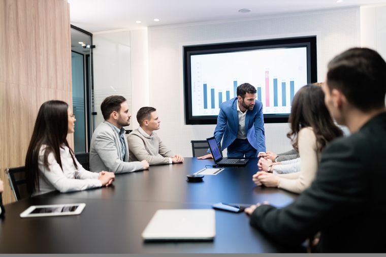 La mesa rectangular es el formato por excelencia en donde el poder se expresa en toda su dimensión. Foto: Shutterstock