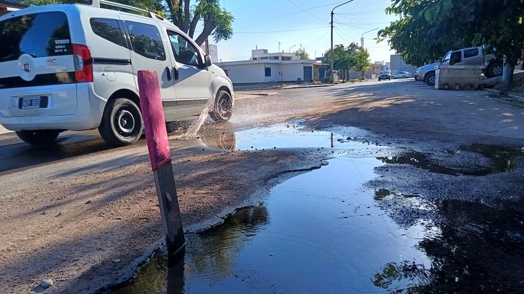 Las perdidas de agua en calle Gutiérrez&nbsp;de Guaymallén son permanentes.