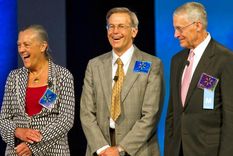 Alice Walton, Jim Walton y Rob Walton, multimillonarios. Foto: Cnbc.