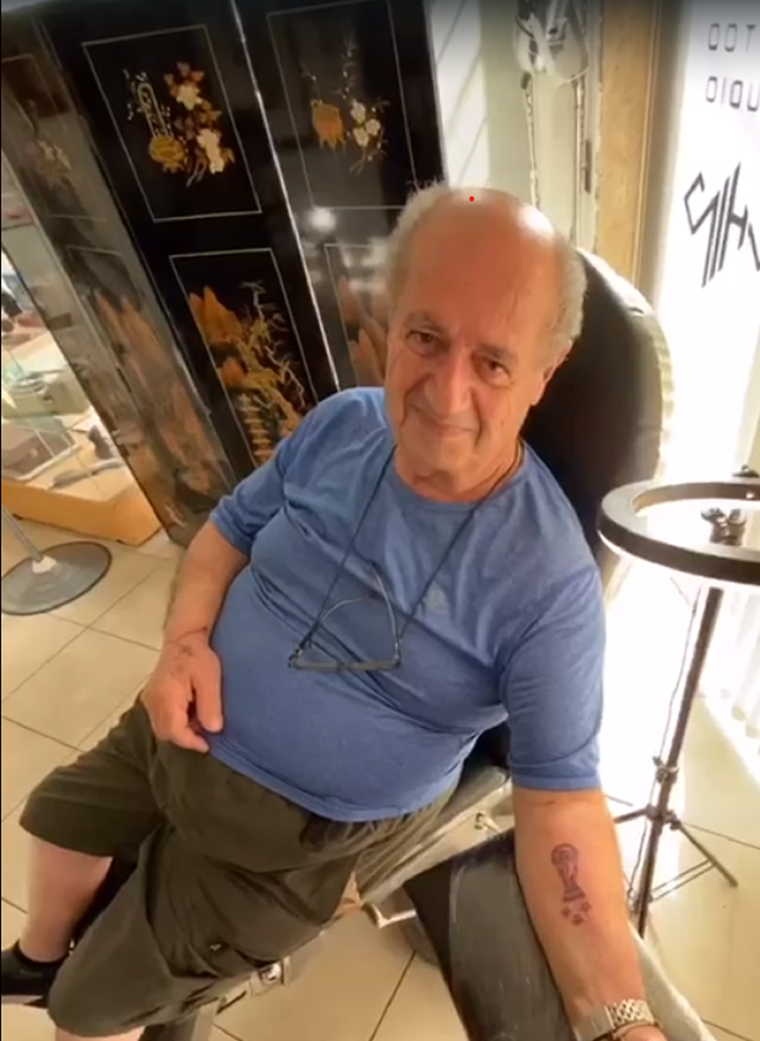 Eduardo Kuetter, a sus 81 años cumplió su promesa y se tatuó por primera vez.