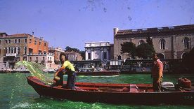 Nicolás García Uriburu, foto de la coloración en Venecia. Nicolás García Uriburu, foto de la coloración en Venecia.