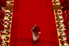 Los cardenales deben llevar el voto doblado y alzado en el aire Foto: Dramatización de la película Cónclave