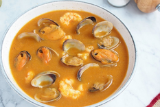 La receta de sopa de mariscos es famosa por su aporte energético, ya que combina proteínas, minerales y un caldo aromático que ha sido considerado reconfortante en muchas culturas costeras.