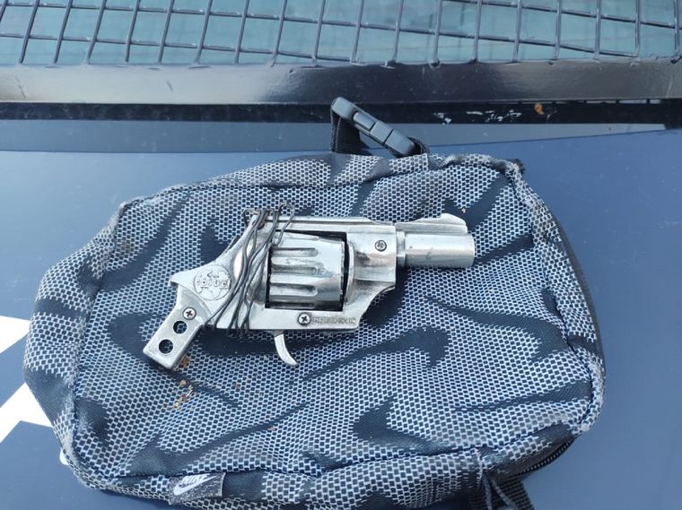 Un arma de color gris metálico fue incautada en uno de los operativos Un arma de color gris metálico fue incautada en uno de los operativos