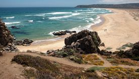 La playa escondida de Chile que pocos argentinos conocen y sorprende por sus costas