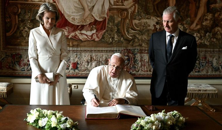 El Papa Francisco firma el Libro de Honor durante una reunión privada con la pareja real belga, el rey Felipe y la reina Mathilde, Foto: EFE