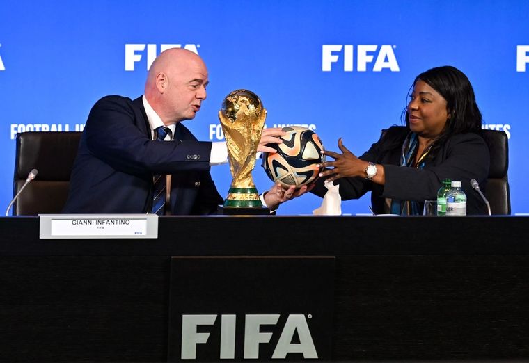 Gianni Infantino y la secretaria de la FIFA, Fatma Samoura. Foto: FIFA