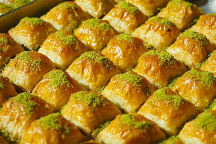 La receta de baklava con pistacho es originaria del Medio Oriente y es uno de los postres más antiguos que se conocen. La receta de baklava con pistacho es originaria del Medio Oriente y es uno de los postres más antiguos que se conocen.