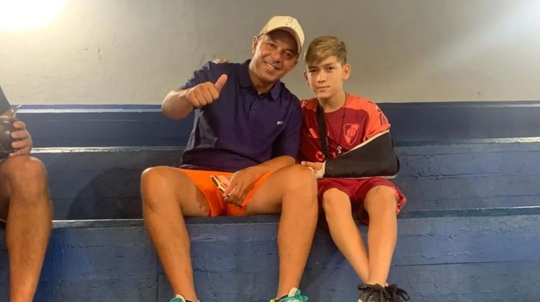 Marcelo Gallardo, en la tribuna de Parque Chás junto a un jugador de las Infantiles de River.