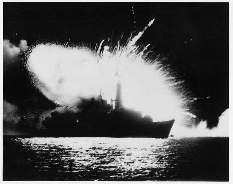 Al intentar desactivar una bomba en el interior de la fragata HMS Antelope, esta explotó y generó un incendio que alcanzó un pañol de misiles Sea Cat. Foto: Foto: FAA