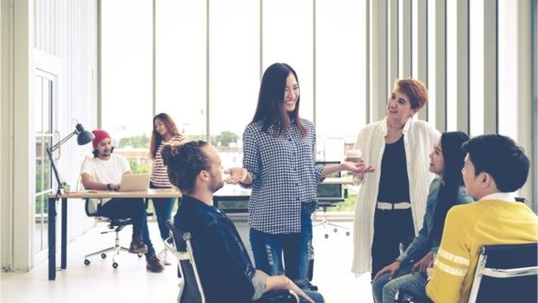 AQ no es solo la capacidad de absorber nueva información, sino la capacidad de resolver lo que es relevante, desaprender el conocimiento obsoleto, superar los desafíos y hacer un esfuerzo consciente para cambiar.