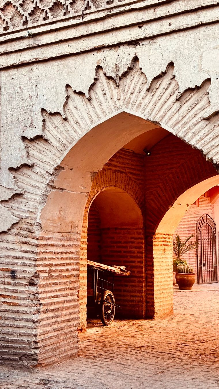Los patios y muros gruesos son un aporte de la arquitectura para controlar el calor y la luz.