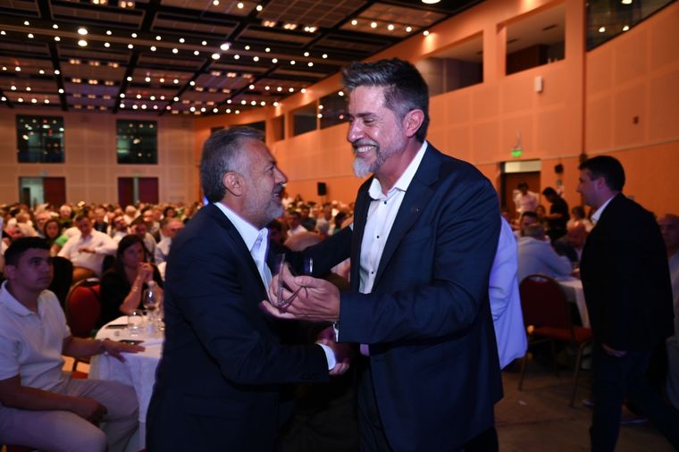 El gobernador Alfredo Cornejo y el presidente de la Cámara de Comercio, Gabriel Brega, en el último almuerzo de las Fuerzas Vivas. El gobernador Alfredo Cornejo y el presidente de la Cámara de Comercio, Gabriel Brega, en el último almuerzo de las Fuerzas Vivas.