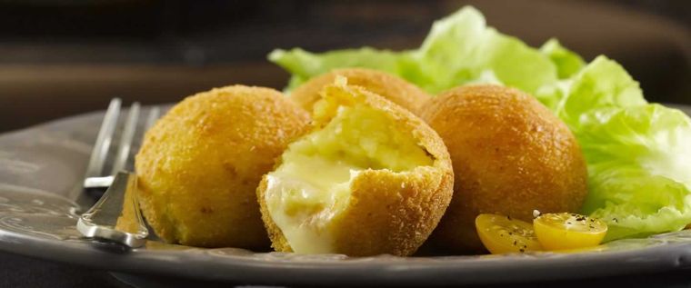 Bombas de papa con ensalada. Foto: laserenisima.com.ar