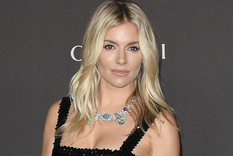 ANATOMÍA DE UN ESCÁNDALO LE TRAE MUCHOS RECUERDOS A SIENNA MILLER. LA ACTRIZ VIVIÓ UNA SITUACIÓN SIMILAR EN SU VIDA PERSONAL.